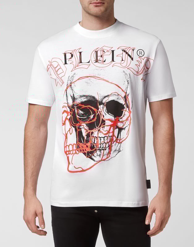 Mire cómo se transforma esta camiseta de jersey de algodón con cuello redondo. La prenda presenta la icónica calavera con aplicaciones de las letras de la marca. Un parche de cuero saffiano con el Hexágono PP está cosido en el canesú. Dobladillos de pespunte doble.