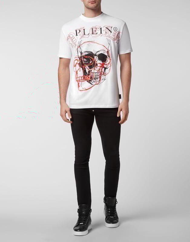 Mire cómo se transforma esta camiseta de jersey de algodón con cuello redondo. La prenda presenta la icónica calavera con aplicaciones de las letras de la marca. Un parche de cuero saffiano con el Hexágono PP está cosido en el canesú. Dobladillos de pespunte doble.