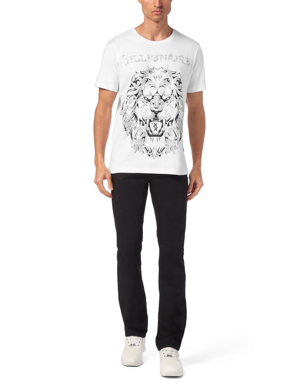 Billionaire voegt een vleugje stijl toe aan je vrije tijd. Dit T-shirt van jersey geeft het perfecte voorbeeld. Katoenen jersey  De iconische leeuwenprint op de voorkant  Opgenaaid metalen kruis op het juk  Ribgebreide halslijn  Stiksels met twee naalden