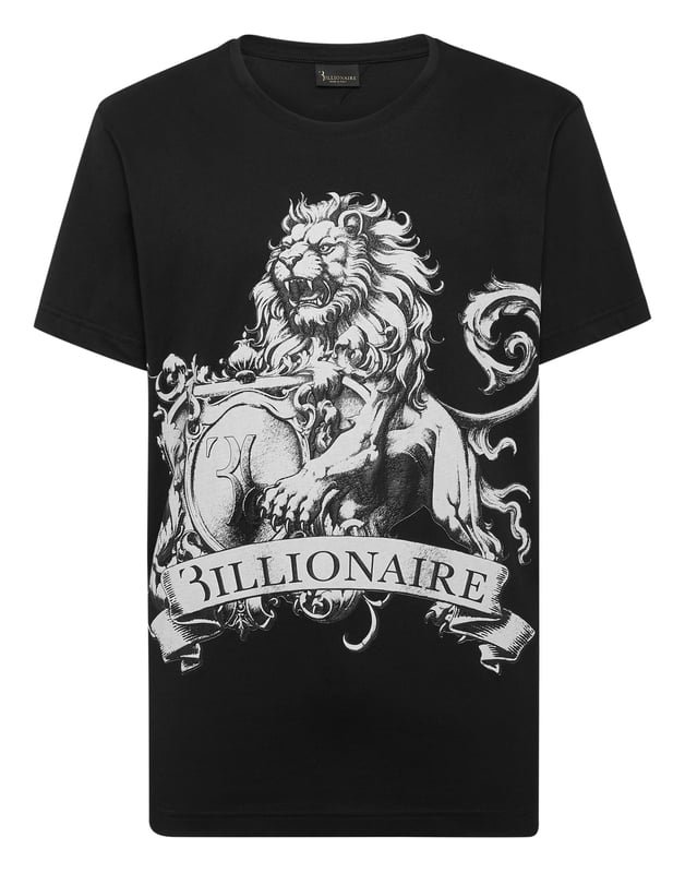 Billionaire voegt een vleugje stijl toe aan je vrije tijd. Dit T-shirt van jersey geeft het perfecte voorbeeld. Katoenen jersey  De iconische leeuwenprint op de voorkant  Opgenaaid metalen kruis op het juk  Ribgebreide halslijn  Stiksels met twee naalden