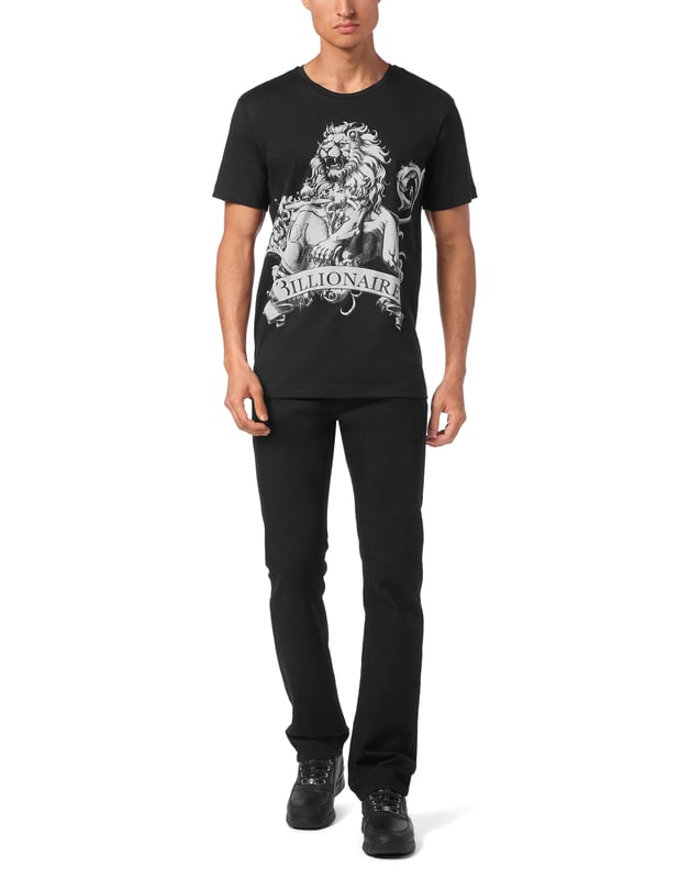 Billionaire voegt een vleugje stijl toe aan je vrije tijd. Dit T-shirt van jersey geeft het perfecte voorbeeld. Katoenen jersey  De iconische leeuwenprint op de voorkant  Opgenaaid metalen kruis op het juk  Ribgebreide halslijn  Stiksels met twee naalden