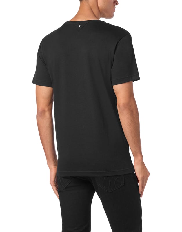 Billionaire voegt een vleugje stijl toe aan je vrije tijd. Dit T-shirt van jersey geeft het perfecte voorbeeld. Katoenen jersey  De iconische leeuwenprint op de voorkant  Opgenaaid metalen kruis op het juk  Ribgebreide halslijn  Stiksels met twee naalden