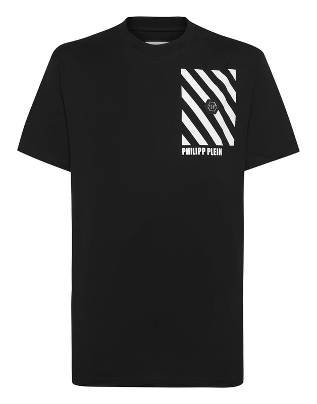 Dit gestroomlijnde t-shirt met ronde hals combineert eenvoud met opvallende graphics en geeft een eigentijdse draai aan alledaagse kleding.    Vervaardigd van hoogwaardig katoen voor een zachte, ademende pasvorm.   Onderscheidend gestreept ontwerp voegt een modern randje toe aan elke outfit.   Handtekeningmerk versterkt op subtiele wijze de minimalistische look.   Perfect om in laagjes of los te dragen en veelzijdigheid toe te voegen aan uw garderobe.   Moeiteloos te combineren met jeans of joggers voor een casual maar verfijnde stijl.  Dit T-shirt is een ideale keuze voor wie houdt van strakke lijnen en moderne esthetiek.