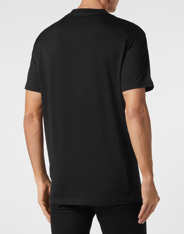 Dit gestroomlijnde t-shirt met ronde hals combineert eenvoud met opvallende graphics en geeft een eigentijdse draai aan alledaagse kleding.    Vervaardigd van hoogwaardig katoen voor een zachte, ademende pasvorm.   Onderscheidend gestreept ontwerp voegt een modern randje toe aan elke outfit.   Handtekeningmerk versterkt op subtiele wijze de minimalistische look.   Perfect om in laagjes of los te dragen en veelzijdigheid toe te voegen aan uw garderobe.   Moeiteloos te combineren met jeans of joggers voor een casual maar verfijnde stijl.  Dit T-shirt is een ideale keuze voor wie houdt van strakke lijnen en moderne esthetiek.