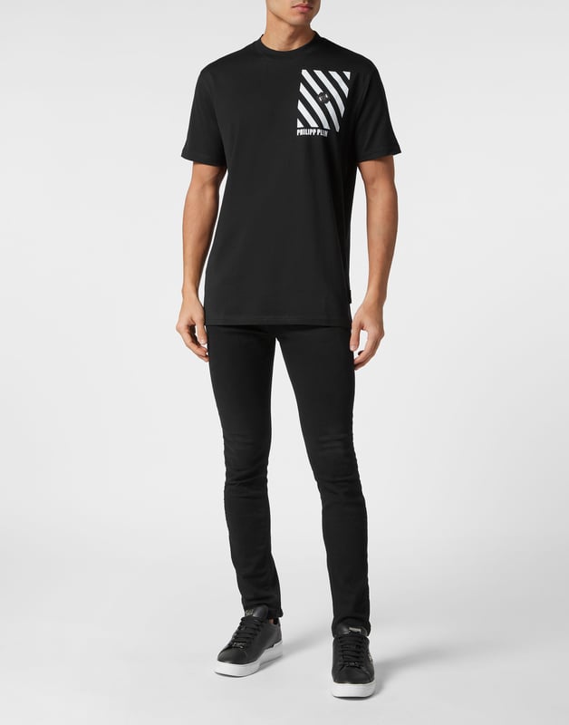 Dit gestroomlijnde t-shirt met ronde hals combineert eenvoud met opvallende graphics en geeft een eigentijdse draai aan alledaagse kleding.    Vervaardigd van hoogwaardig katoen voor een zachte, ademende pasvorm.   Onderscheidend gestreept ontwerp voegt een modern randje toe aan elke outfit.   Handtekeningmerk versterkt op subtiele wijze de minimalistische look.   Perfect om in laagjes of los te dragen en veelzijdigheid toe te voegen aan uw garderobe.   Moeiteloos te combineren met jeans of joggers voor een casual maar verfijnde stijl.  Dit T-shirt is een ideale keuze voor wie houdt van strakke lijnen en moderne esthetiek.