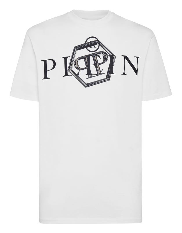 Mire cómo se transforma esta camiseta de jersey de algodón con cuello redondo. La prenda presenta el icónico estampado del logotipo con las letras de la marca. Un parche de cuero saffiano con el Hexágono PP está cosido en el canesú. Dobladillos de pespunte doble.