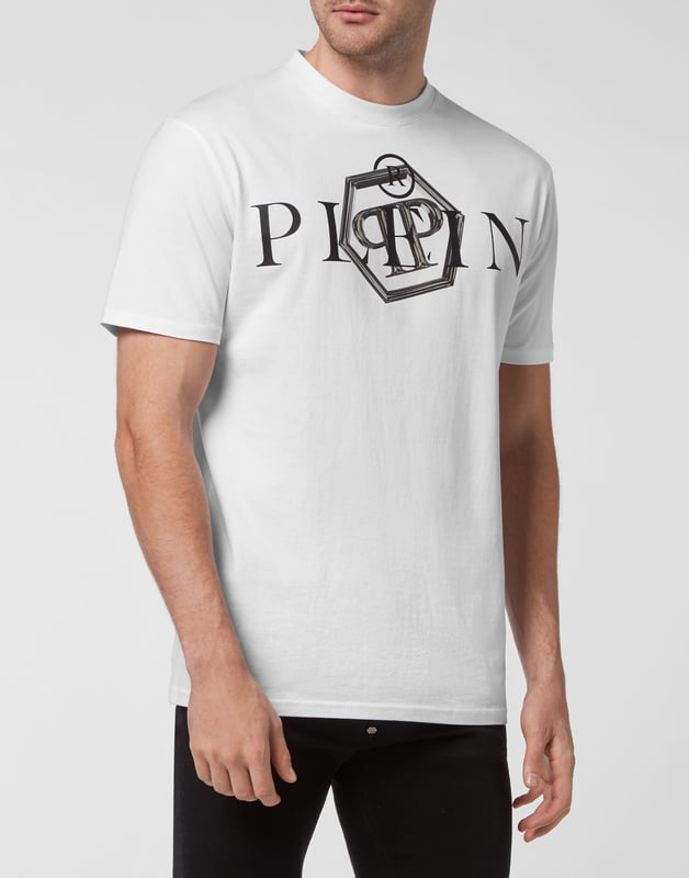 Mire cómo se transforma esta camiseta de jersey de algodón con cuello redondo. La prenda presenta el icónico estampado del logotipo con las letras de la marca. Un parche de cuero saffiano con el Hexágono PP está cosido en el canesú. Dobladillos de pespunte doble.