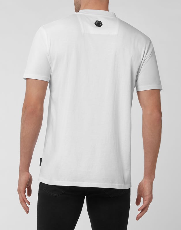 Mire cómo se transforma esta camiseta de jersey de algodón con cuello redondo. La prenda presenta el icónico estampado del logotipo con las letras de la marca. Un parche de cuero saffiano con el Hexágono PP está cosido en el canesú. Dobladillos de pespunte doble.