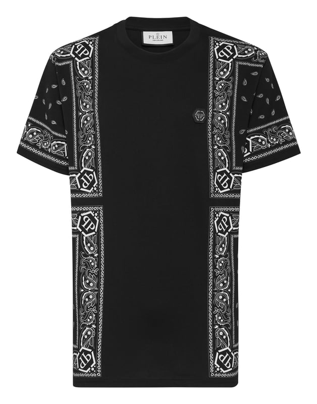 Verleihen Sie Ihren Outfits mit diesem exklusiven Baumwoll-T-Shirt einen Hauch von Einzigartigkeit. Sehen Sie sich die Details an.   Baumwolljersey mit einem platzierten Paisley-Druck im Bandanna-Stil   PP-Sechseck auf einem Safranleder-Patch ist auf der linken Brustseite aufgenäht   Rippenstrick am Halsausschnitt   Zwei-Nadel-Nähte