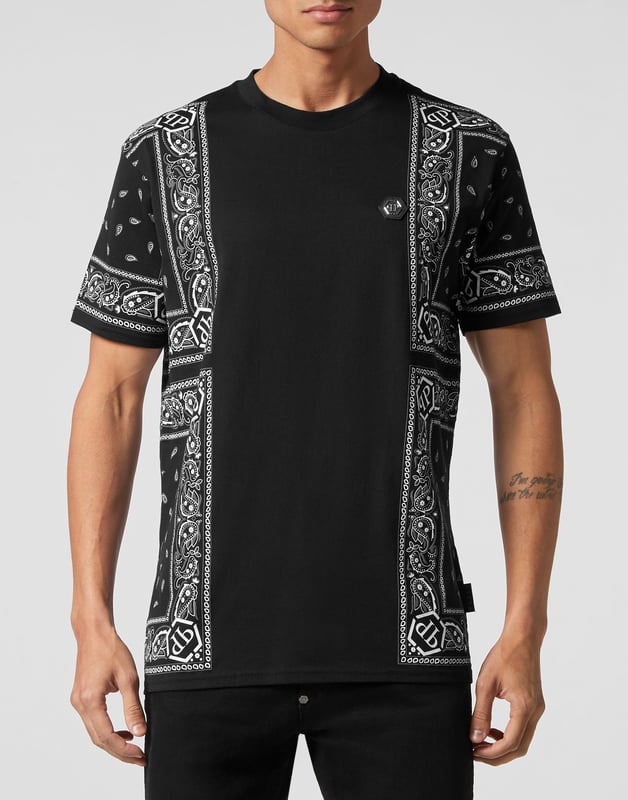 Verleihen Sie Ihren Outfits mit diesem exklusiven Baumwoll-T-Shirt einen Hauch von Einzigartigkeit. Sehen Sie sich die Details an.   Baumwolljersey mit einem platzierten Paisley-Druck im Bandanna-Stil   PP-Sechseck auf einem Safranleder-Patch ist auf der linken Brustseite aufgenäht   Rippenstrick am Halsausschnitt   Zwei-Nadel-Nähte