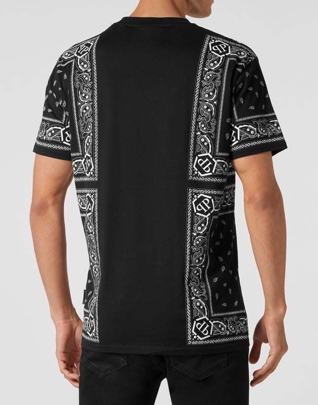 Verleihen Sie Ihren Outfits mit diesem exklusiven Baumwoll-T-Shirt einen Hauch von Einzigartigkeit. Sehen Sie sich die Details an.   Baumwolljersey mit einem platzierten Paisley-Druck im Bandanna-Stil   PP-Sechseck auf einem Safranleder-Patch ist auf der linken Brustseite aufgenäht   Rippenstrick am Halsausschnitt   Zwei-Nadel-Nähte