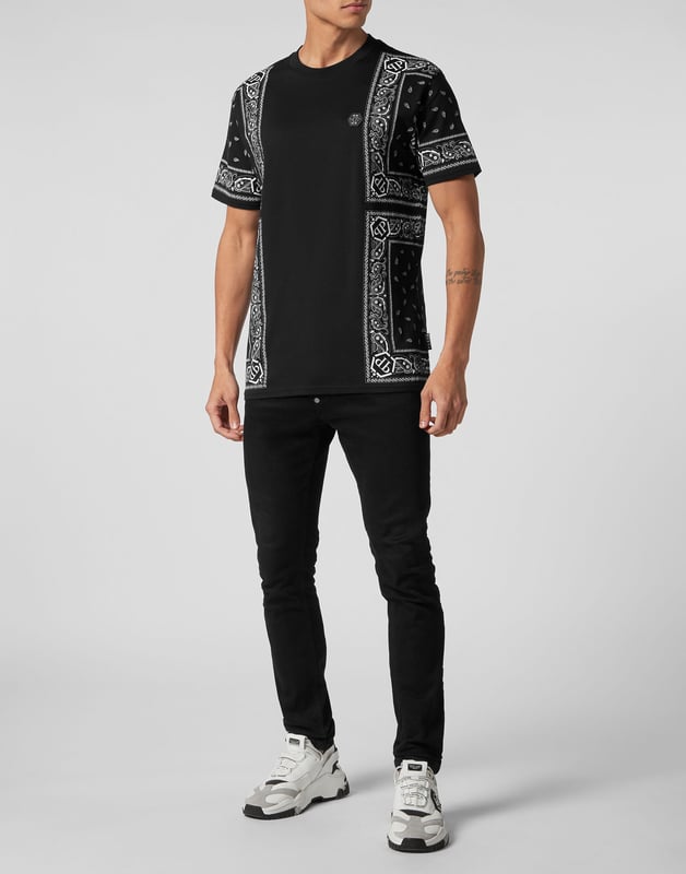 Verleihen Sie Ihren Outfits mit diesem exklusiven Baumwoll-T-Shirt einen Hauch von Einzigartigkeit. Sehen Sie sich die Details an.   Baumwolljersey mit einem platzierten Paisley-Druck im Bandanna-Stil   PP-Sechseck auf einem Safranleder-Patch ist auf der linken Brustseite aufgenäht   Rippenstrick am Halsausschnitt   Zwei-Nadel-Nähte