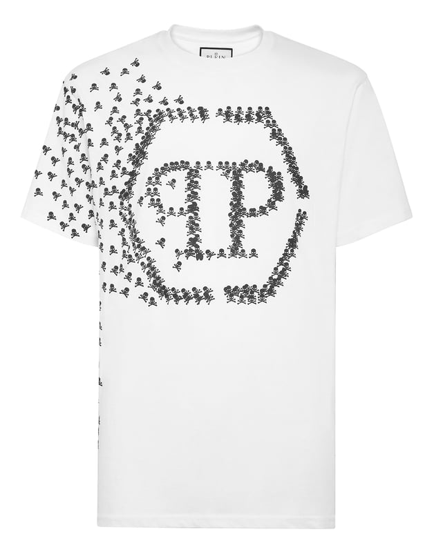 Descubra la originalidad de esta camiseta de manga corta de jersey de algodón decorada con los elementos icónicos de la Marca.   Jersey de algodón   Estampado Skull&Bones en la parte delantera y en la manga derecha que acaba creando el icónico Hexágono   El Hexágono de PP en un parche de cuero saffiano está cosido en el canesú   Escote de punto elástico   Costura a dos agujas