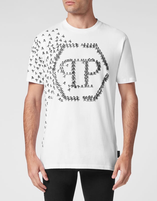 Descubra la originalidad de esta camiseta de manga corta de jersey de algodón decorada con los elementos icónicos de la Marca.   Jersey de algodón   Estampado Skull&Bones en la parte delantera y en la manga derecha que acaba creando el icónico Hexágono   El Hexágono de PP en un parche de cuero saffiano está cosido en el canesú   Escote de punto elástico   Costura a dos agujas