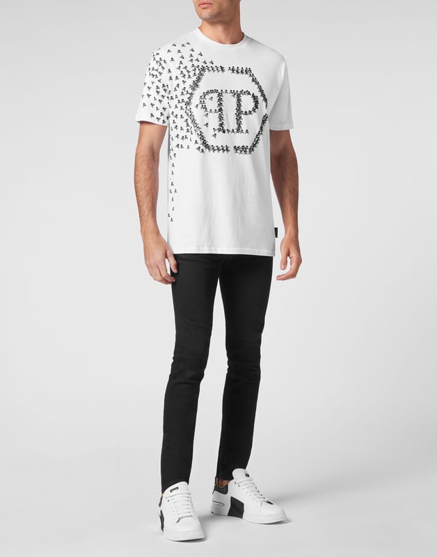 Descubra la originalidad de esta camiseta de manga corta de jersey de algodón decorada con los elementos icónicos de la Marca.   Jersey de algodón   Estampado Skull&Bones en la parte delantera y en la manga derecha que acaba creando el icónico Hexágono   El Hexágono de PP en un parche de cuero saffiano está cosido en el canesú   Escote de punto elástico   Costura a dos agujas
