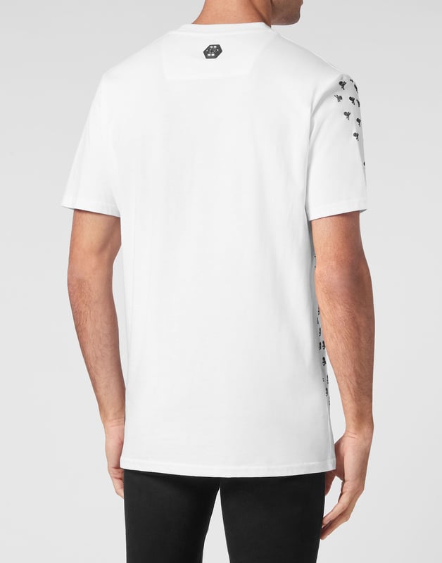 Descubra la originalidad de esta camiseta de manga corta de jersey de algodón decorada con los elementos icónicos de la Marca.   Jersey de algodón   Estampado Skull&Bones en la parte delantera y en la manga derecha que acaba creando el icónico Hexágono   El Hexágono de PP en un parche de cuero saffiano está cosido en el canesú   Escote de punto elástico   Costura a dos agujas