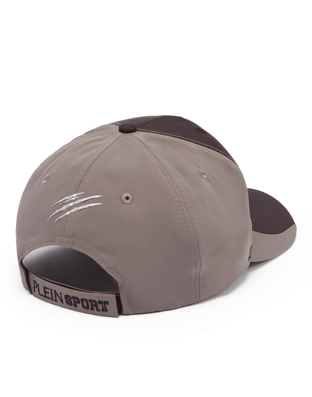 Esta gorra de béisbol Plein Sport ayuda a mejorar tu rendimiento gracias a sus materiales cómodos y transpirables.   Algodón especial con bloques de color   Letras de alta resolución impresas en la parte delantera   Etiqueta con logotipo cosida en el lateral izquierdo   Paneles reforzados y visera preformada   Acabado de ribete a juego en los orificios de ventilación   Letras bordadas en la correa de velcro ajustable