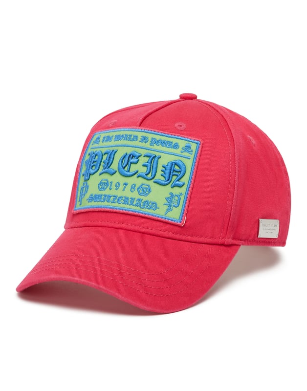 Anime su look con la gorra de béisbol decorada con el símbolo icónico de la marca. Más información.   Sarga de algodón   Marca bordada en el parche cosido en la parte delantera   Letras bordadas en la parte trasera   Correa de velcro bordada y ajustable   Costuras interiores cubiertas con cinta jacquard con logotipo
