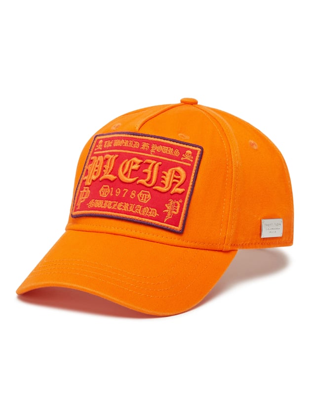 Anime su look con la gorra de béisbol decorada con el símbolo icónico de la marca. Más información.   Sarga de algodón   Marca bordada en el parche cosido en la parte delantera   Letras bordadas en la parte trasera   Correa de velcro bordada y ajustable   Costuras interiores cubiertas con cinta jacquard con logotipo