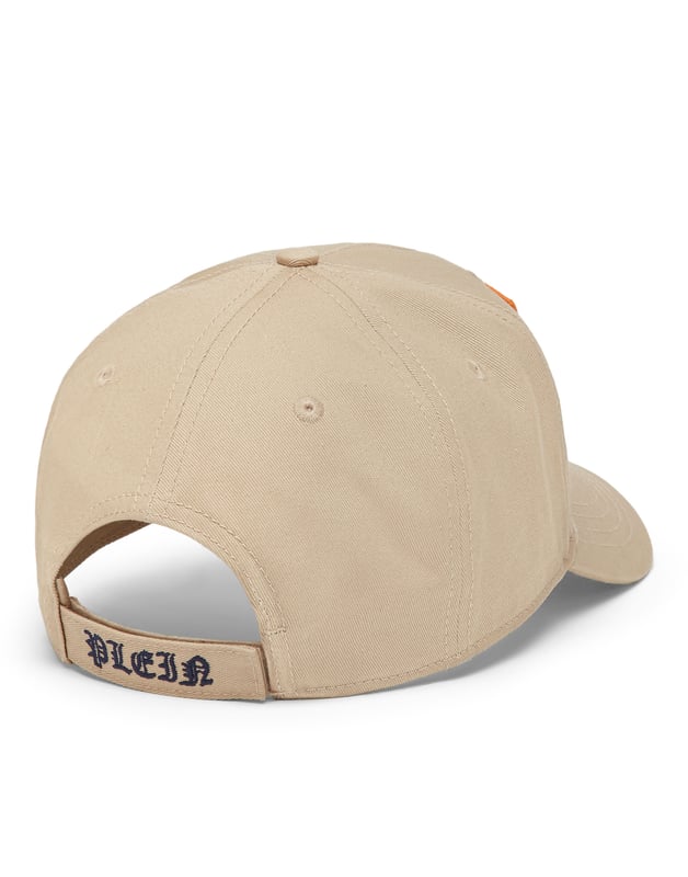 Anime su look con la gorra de béisbol decorada con el símbolo icónico de la marca. Más información.   Sarga de algodón   Marca bordada en el parche cosido en la parte delantera   Letras bordadas en la parte trasera   Correa de velcro bordada y ajustable   Costuras interiores cubiertas con cinta jacquard con logotipo