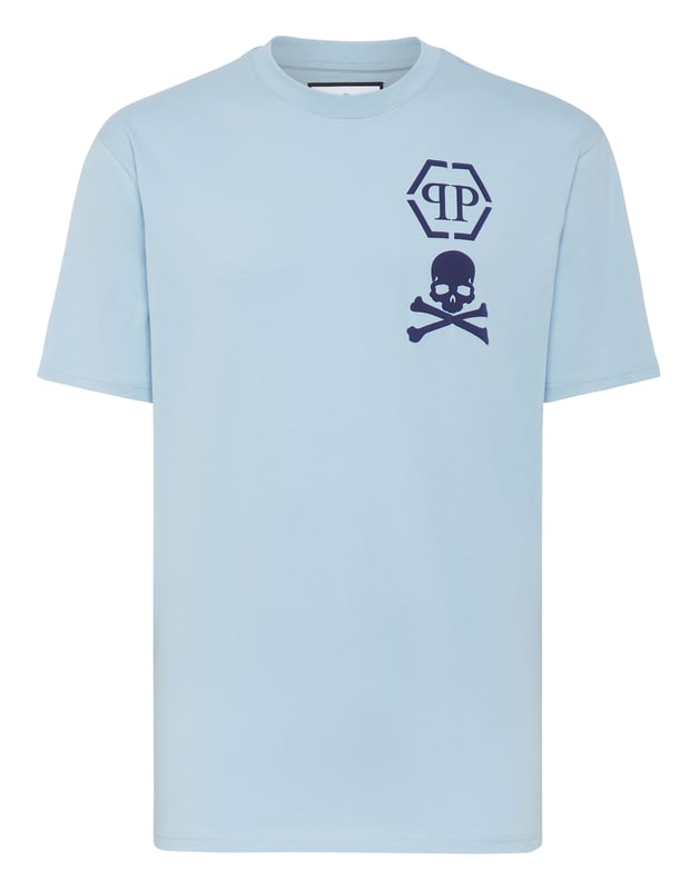 Añada un toque de singularidad a sus conjuntos con esta exclusiva camiseta de algodón. Fíjese en los detalles.   Jersey de algodón   El icónico logotipo de la marca y el símbolo Skull&Bones en relieve en el pecho izquierdo   Hexágono PP en un parche de cuero saffiano cosido en el canesú   Escote de punto elástico   Costura de pespunte doble