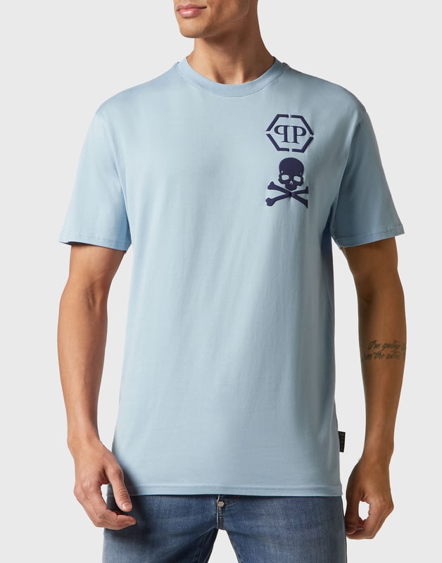 Añada un toque de singularidad a sus conjuntos con esta exclusiva camiseta de algodón. Fíjese en los detalles.   Jersey de algodón   El icónico logotipo de la marca y el símbolo Skull&Bones en relieve en el pecho izquierdo   Hexágono PP en un parche de cuero saffiano cosido en el canesú   Escote de punto elástico   Costura de pespunte doble