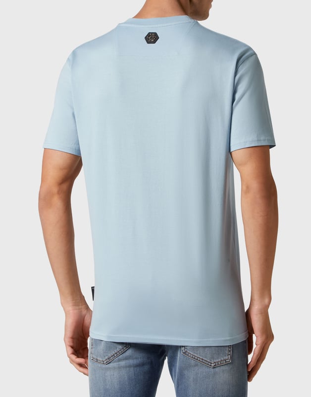 Añada un toque de singularidad a sus conjuntos con esta exclusiva camiseta de algodón. Fíjese en los detalles.   Jersey de algodón   El icónico logotipo de la marca y el símbolo Skull&Bones en relieve en el pecho izquierdo   Hexágono PP en un parche de cuero saffiano cosido en el canesú   Escote de punto elástico   Costura de pespunte doble