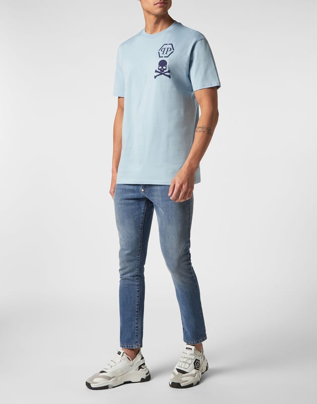 Añada un toque de singularidad a sus conjuntos con esta exclusiva camiseta de algodón. Fíjese en los detalles.   Jersey de algodón   El icónico logotipo de la marca y el símbolo Skull&Bones en relieve en el pecho izquierdo   Hexágono PP en un parche de cuero saffiano cosido en el canesú   Escote de punto elástico   Costura de pespunte doble
