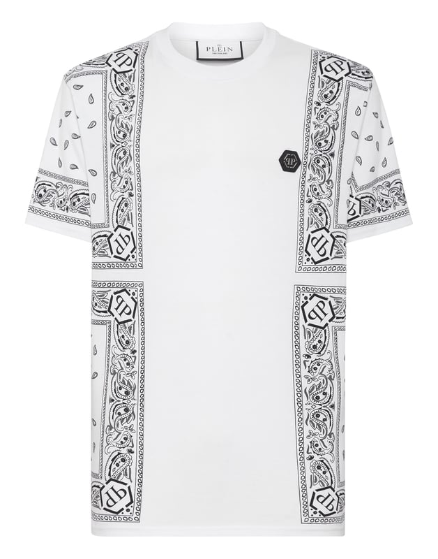 Verleihen Sie Ihren Outfits mit diesem exklusiven Baumwoll-T-Shirt einen Hauch von Einzigartigkeit. Sehen Sie sich die Details an.   Baumwolljersey mit einem platzierten Paisley-Druck im Bandanna-Stil   PP-Sechseck auf einem Safranleder-Patch ist auf der linken Brustseite aufgenäht   Rippenstrick am Halsausschnitt   Zwei-Nadel-Nähte