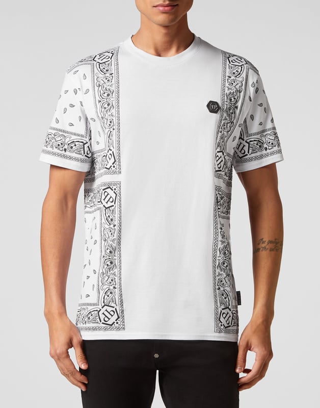 Verleihen Sie Ihren Outfits mit diesem exklusiven Baumwoll-T-Shirt einen Hauch von Einzigartigkeit. Sehen Sie sich die Details an.   Baumwolljersey mit einem platzierten Paisley-Druck im Bandanna-Stil   PP-Sechseck auf einem Safranleder-Patch ist auf der linken Brustseite aufgenäht   Rippenstrick am Halsausschnitt   Zwei-Nadel-Nähte