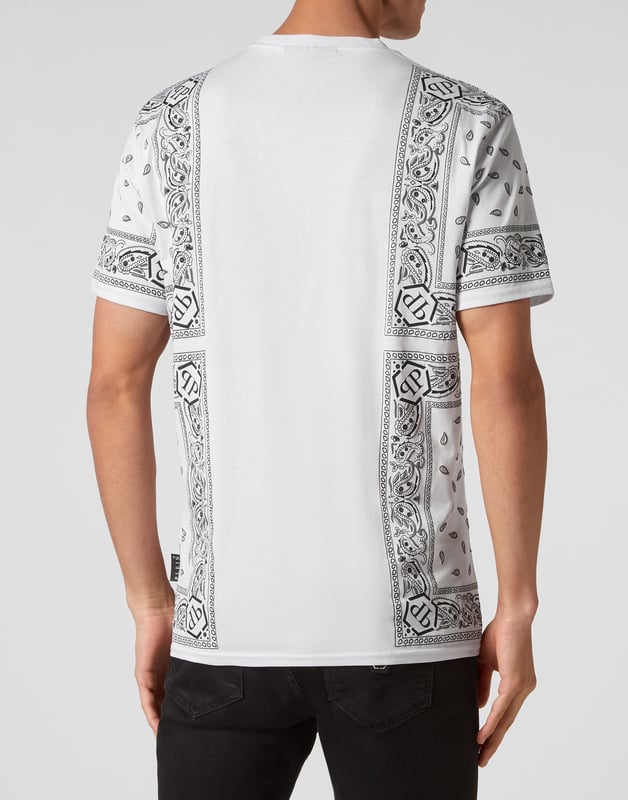 Verleihen Sie Ihren Outfits mit diesem exklusiven Baumwoll-T-Shirt einen Hauch von Einzigartigkeit. Sehen Sie sich die Details an.   Baumwolljersey mit einem platzierten Paisley-Druck im Bandanna-Stil   PP-Sechseck auf einem Safranleder-Patch ist auf der linken Brustseite aufgenäht   Rippenstrick am Halsausschnitt   Zwei-Nadel-Nähte