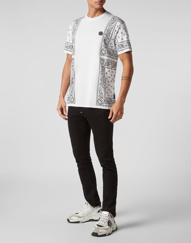 Verleihen Sie Ihren Outfits mit diesem exklusiven Baumwoll-T-Shirt einen Hauch von Einzigartigkeit. Sehen Sie sich die Details an.   Baumwolljersey mit einem platzierten Paisley-Druck im Bandanna-Stil   PP-Sechseck auf einem Safranleder-Patch ist auf der linken Brustseite aufgenäht   Rippenstrick am Halsausschnitt   Zwei-Nadel-Nähte