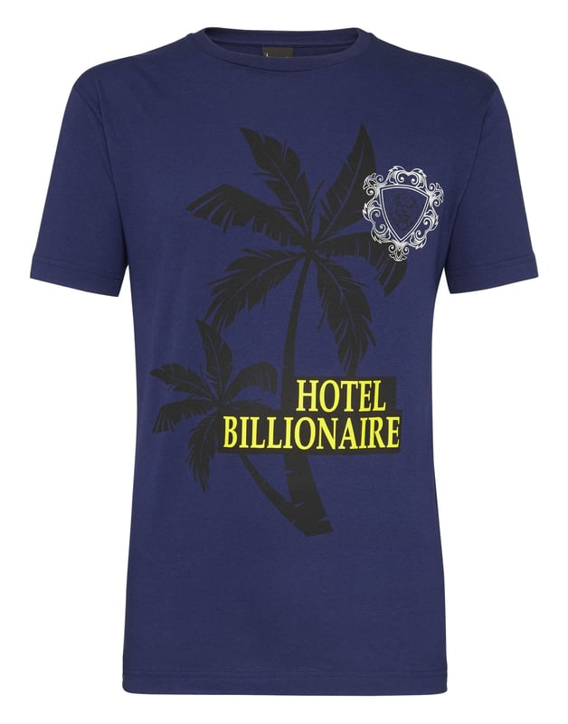 Las palmeras, el leitmotiv de esta temporada, aparecen estampadas en la parte frontal de esta camiseta de jersey de algodón. Presenta un emblema flocado en la parte izquierda del pecho. Presenta un modelo flocado de la cabeza del león en la parte izquierda del pecho. Presenta el emblema de la firma estampado en el canesú. Cuello de canalé. Bordes con dobles pespuntes.