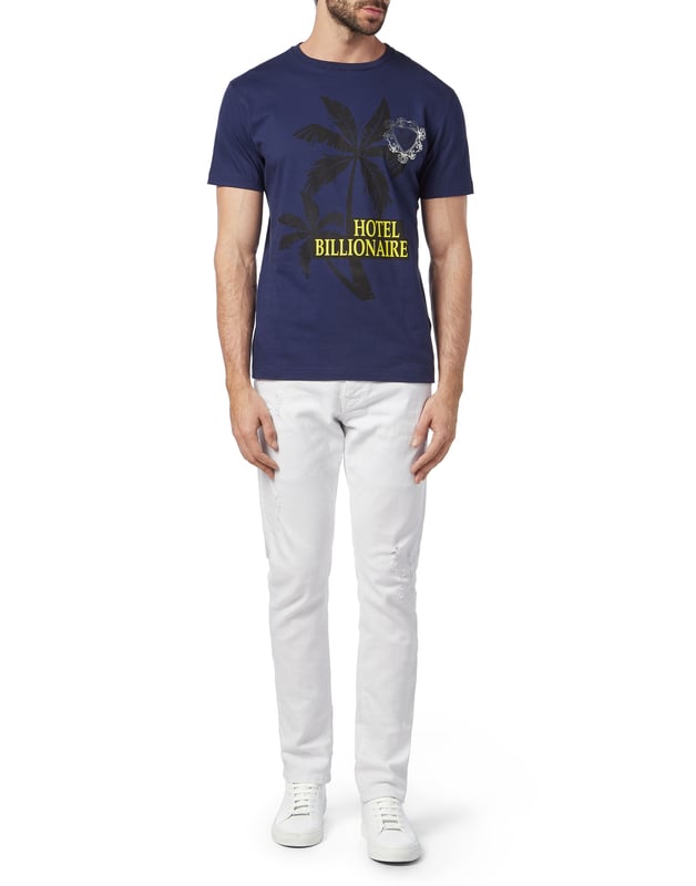 Las palmeras, el leitmotiv de esta temporada, aparecen estampadas en la parte frontal de esta camiseta de jersey de algodón. Presenta un emblema flocado en la parte izquierda del pecho. Presenta un modelo flocado de la cabeza del león en la parte izquierda del pecho. Presenta el emblema de la firma estampado en el canesú. Cuello de canalé. Bordes con dobles pespuntes.