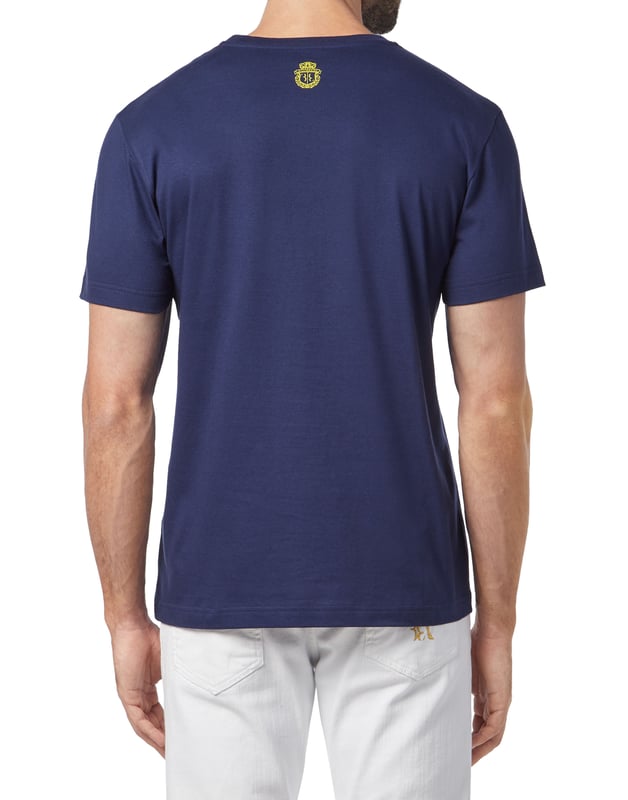 Las palmeras, el leitmotiv de esta temporada, aparecen estampadas en la parte frontal de esta camiseta de jersey de algodón. Presenta un emblema flocado en la parte izquierda del pecho. Presenta un modelo flocado de la cabeza del león en la parte izquierda del pecho. Presenta el emblema de la firma estampado en el canesú. Cuello de canalé. Bordes con dobles pespuntes.