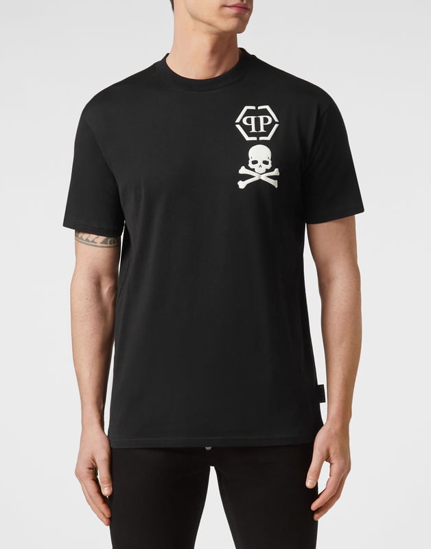 Añada un toque de singularidad a sus conjuntos con esta exclusiva camiseta de algodón. Fíjese en los detalles.   Jersey de algodón   El icónico logotipo de la marca y el símbolo Skull&Bones en relieve en el pecho izquierdo   Hexágono PP en un parche de cuero saffiano cosido en el canesú   Escote de punto elástico   Costura de pespunte doble