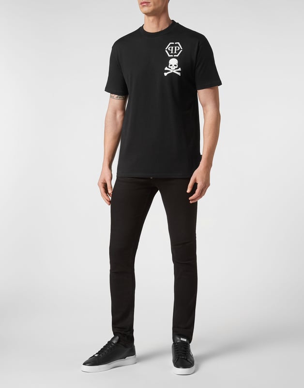 Añada un toque de singularidad a sus conjuntos con esta exclusiva camiseta de algodón. Fíjese en los detalles.   Jersey de algodón   El icónico logotipo de la marca y el símbolo Skull&Bones en relieve en el pecho izquierdo   Hexágono PP en un parche de cuero saffiano cosido en el canesú   Escote de punto elástico   Costura de pespunte doble