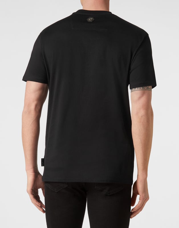 Añada un toque de singularidad a sus conjuntos con esta exclusiva camiseta de algodón. Fíjese en los detalles.   Jersey de algodón   El icónico logotipo de la marca y el símbolo Skull&Bones en relieve en el pecho izquierdo   Hexágono PP en un parche de cuero saffiano cosido en el canesú   Escote de punto elástico   Costura de pespunte doble