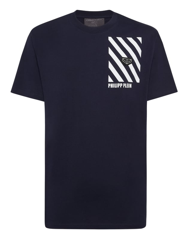 Dit gestroomlijnde t-shirt met ronde hals combineert eenvoud met opvallende graphics en geeft een eigentijdse draai aan alledaagse kleding.    Vervaardigd van hoogwaardig katoen voor een zachte, ademende pasvorm.   Onderscheidend gestreept ontwerp voegt een modern randje toe aan elke outfit.   Handtekeningmerk versterkt op subtiele wijze de minimalistische look.   Perfect om in laagjes of los te dragen en veelzijdigheid toe te voegen aan uw garderobe.   Moeiteloos te combineren met jeans of joggers voor een casual maar verfijnde stijl.  Dit T-shirt is een ideale keuze voor wie houdt van strakke lijnen en moderne esthetiek.