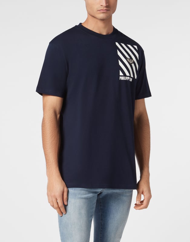 Dit gestroomlijnde t-shirt met ronde hals combineert eenvoud met opvallende graphics en geeft een eigentijdse draai aan alledaagse kleding.    Vervaardigd van hoogwaardig katoen voor een zachte, ademende pasvorm.   Onderscheidend gestreept ontwerp voegt een modern randje toe aan elke outfit.   Handtekeningmerk versterkt op subtiele wijze de minimalistische look.   Perfect om in laagjes of los te dragen en veelzijdigheid toe te voegen aan uw garderobe.   Moeiteloos te combineren met jeans of joggers voor een casual maar verfijnde stijl.  Dit T-shirt is een ideale keuze voor wie houdt van strakke lijnen en moderne esthetiek.