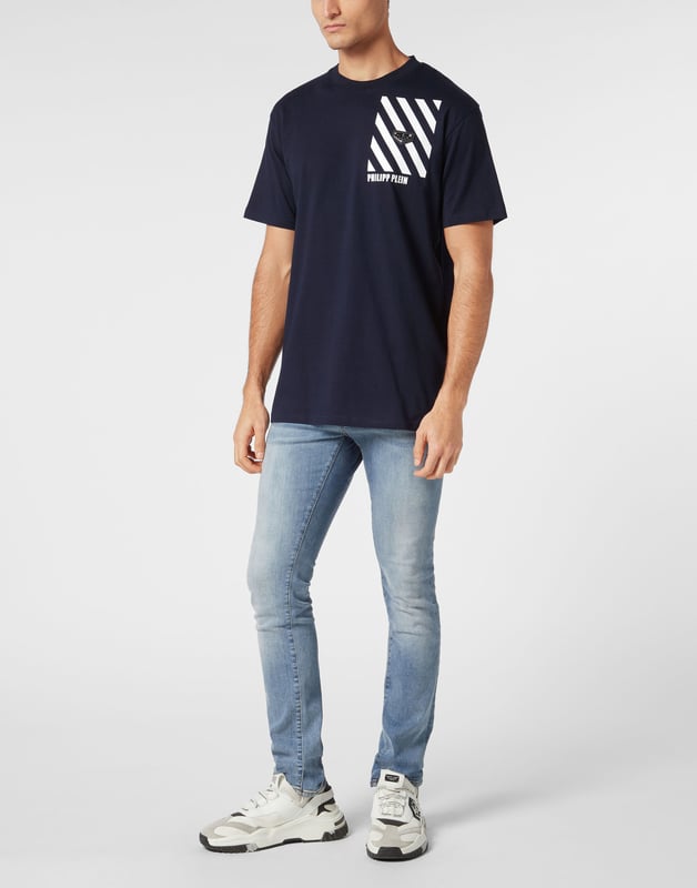 Dit gestroomlijnde t-shirt met ronde hals combineert eenvoud met opvallende graphics en geeft een eigentijdse draai aan alledaagse kleding.    Vervaardigd van hoogwaardig katoen voor een zachte, ademende pasvorm.   Onderscheidend gestreept ontwerp voegt een modern randje toe aan elke outfit.   Handtekeningmerk versterkt op subtiele wijze de minimalistische look.   Perfect om in laagjes of los te dragen en veelzijdigheid toe te voegen aan uw garderobe.   Moeiteloos te combineren met jeans of joggers voor een casual maar verfijnde stijl.  Dit T-shirt is een ideale keuze voor wie houdt van strakke lijnen en moderne esthetiek.