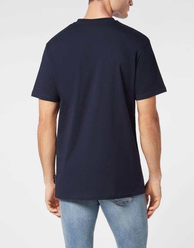 Dit gestroomlijnde t-shirt met ronde hals combineert eenvoud met opvallende graphics en geeft een eigentijdse draai aan alledaagse kleding.    Vervaardigd van hoogwaardig katoen voor een zachte, ademende pasvorm.   Onderscheidend gestreept ontwerp voegt een modern randje toe aan elke outfit.   Handtekeningmerk versterkt op subtiele wijze de minimalistische look.   Perfect om in laagjes of los te dragen en veelzijdigheid toe te voegen aan uw garderobe.   Moeiteloos te combineren met jeans of joggers voor een casual maar verfijnde stijl.  Dit T-shirt is een ideale keuze voor wie houdt van strakke lijnen en moderne esthetiek.