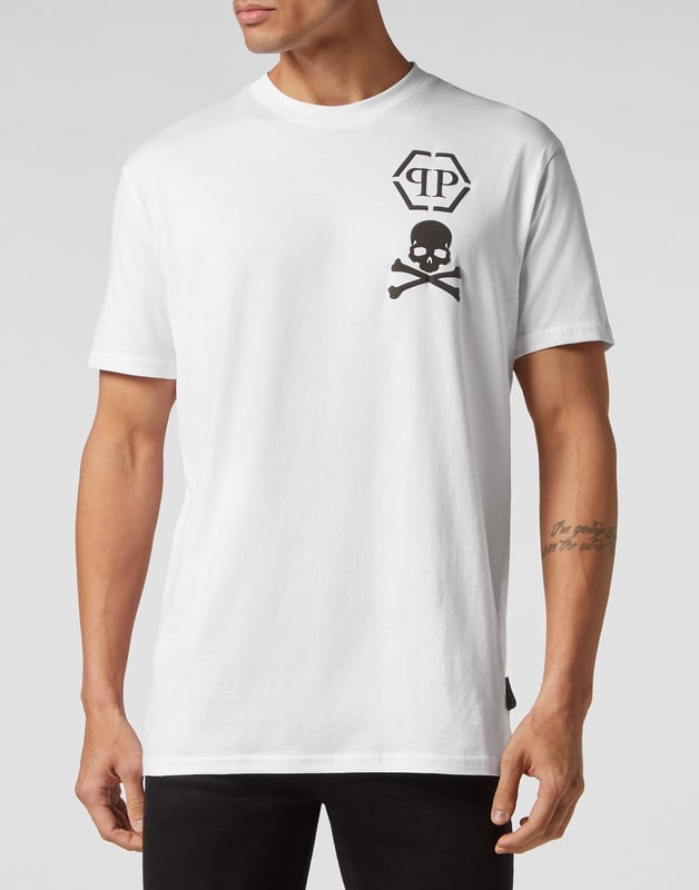 Añada un toque de singularidad a sus conjuntos con esta exclusiva camiseta de algodón. Fíjese en los detalles.   Jersey de algodón   El icónico logotipo de la marca y el símbolo Skull&Bones en relieve en el pecho izquierdo   Hexágono PP en un parche de cuero saffiano cosido en el canesú   Escote de punto elástico   Costura de pespunte doble