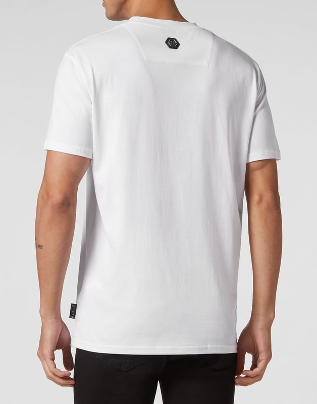 Añada un toque de singularidad a sus conjuntos con esta exclusiva camiseta de algodón. Fíjese en los detalles.   Jersey de algodón   El icónico logotipo de la marca y el símbolo Skull&Bones en relieve en el pecho izquierdo   Hexágono PP en un parche de cuero saffiano cosido en el canesú   Escote de punto elástico   Costura de pespunte doble