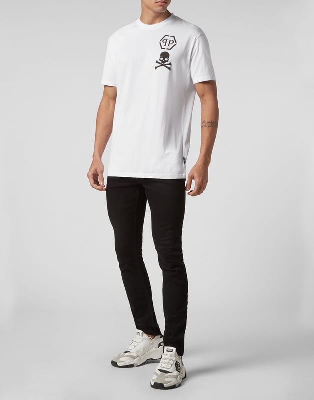 Añada un toque de singularidad a sus conjuntos con esta exclusiva camiseta de algodón. Fíjese en los detalles.   Jersey de algodón   El icónico logotipo de la marca y el símbolo Skull&Bones en relieve en el pecho izquierdo   Hexágono PP en un parche de cuero saffiano cosido en el canesú   Escote de punto elástico   Costura de pespunte doble
