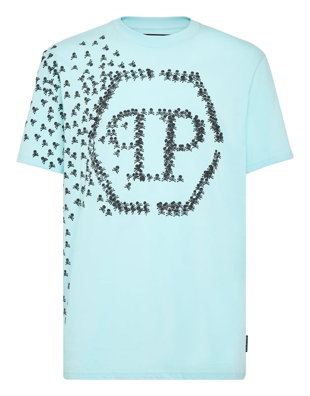 Descubra la originalidad de esta camiseta de manga corta de jersey de algodón decorada con los elementos icónicos de la Marca.   Jersey de algodón   Estampado Skull&Bones en la parte delantera y en la manga derecha que acaba creando el icónico Hexágono   El Hexágono de PP en un parche de cuero saffiano está cosido en el canesú   Escote de punto elástico   Costura a dos agujas