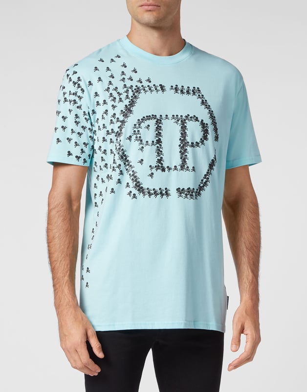 Descubra la originalidad de esta camiseta de manga corta de jersey de algodón decorada con los elementos icónicos de la Marca.   Jersey de algodón   Estampado Skull&Bones en la parte delantera y en la manga derecha que acaba creando el icónico Hexágono   El Hexágono de PP en un parche de cuero saffiano está cosido en el canesú   Escote de punto elástico   Costura a dos agujas