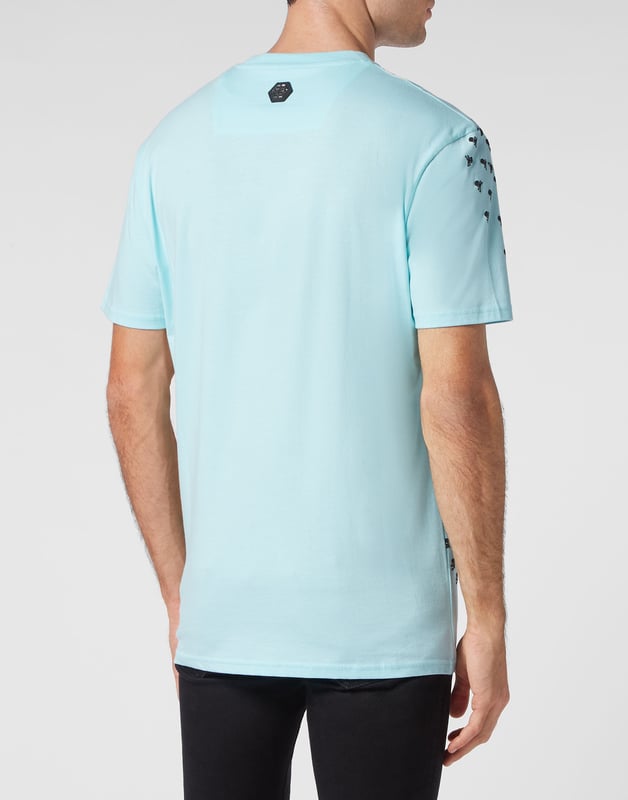 Descubra la originalidad de esta camiseta de manga corta de jersey de algodón decorada con los elementos icónicos de la Marca.   Jersey de algodón   Estampado Skull&Bones en la parte delantera y en la manga derecha que acaba creando el icónico Hexágono   El Hexágono de PP en un parche de cuero saffiano está cosido en el canesú   Escote de punto elástico   Costura a dos agujas