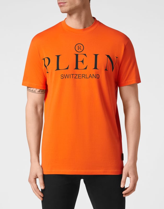 Een ontwerpdetail. Kijk hoe het dit katoenen jersey crewneck T-shirt nieuw leven inblaast. De iconische letterprint siert deze uniseks creatie. Een saffiaanleren patch met de PP Hexagon is op het juk genaaid. Zomen gestikt met twee naalden.