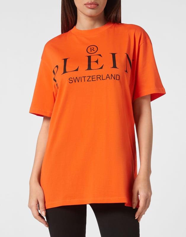 Een ontwerpdetail. Kijk hoe het dit katoenen jersey crewneck T-shirt nieuw leven inblaast. De iconische letterprint siert deze uniseks creatie. Een saffiaanleren patch met de PP Hexagon is op het juk genaaid. Zomen gestikt met twee naalden.